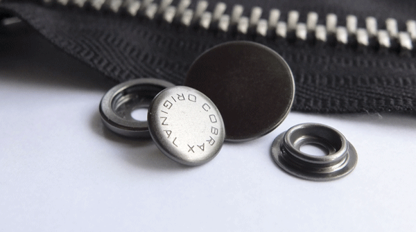Кнопка КЛАССИК FE - Маленька деталь с характером. Высокое качество, заключенное в самой тонкой кнопке в мире. Прочность с приятным обликом и уменьшенной толщиной. (ЗАПАТЕНТОВАНО)